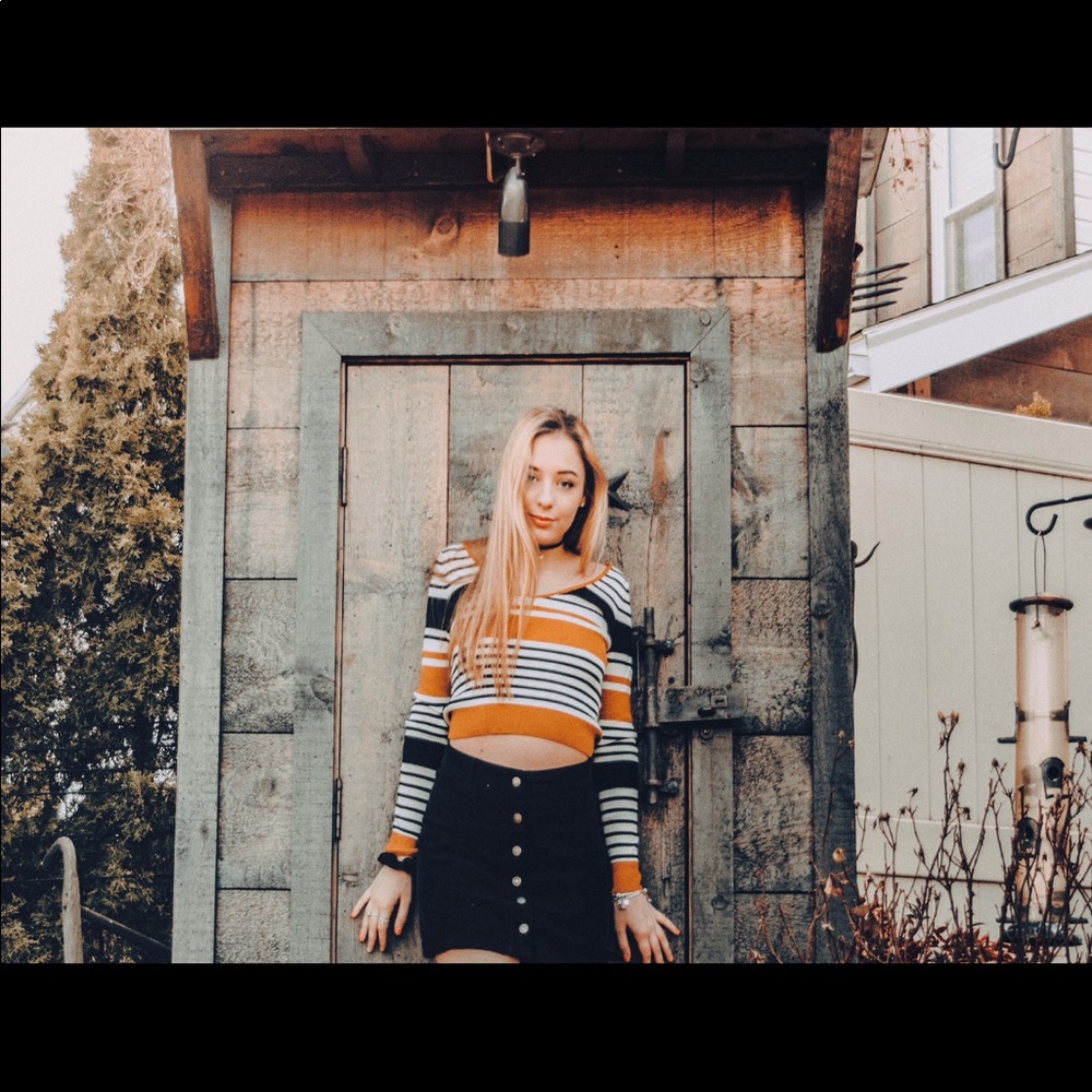 Low cut cropped sweater ⚡️⚡️